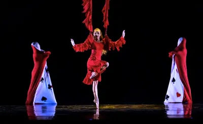 Momix: Alice